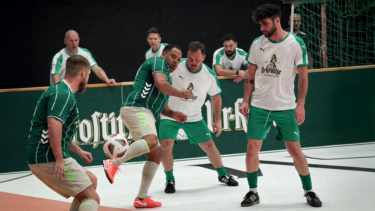 Ailton jubelt nach seinem Tor zum 5:1-Endstand beim 26. Geraer Oldie-Hallenturnier